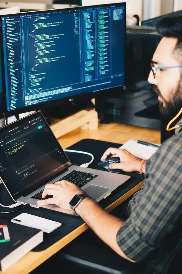 Persona programando en un portátil